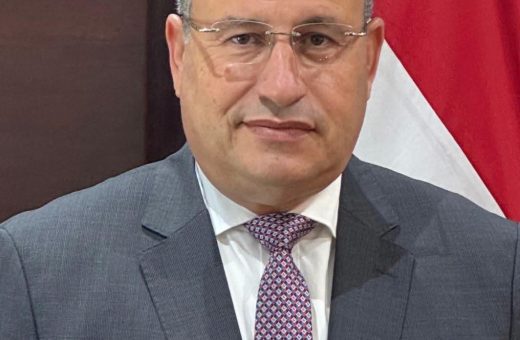 وزير التعليم العالي يهنئ الدكتور هاني هلال