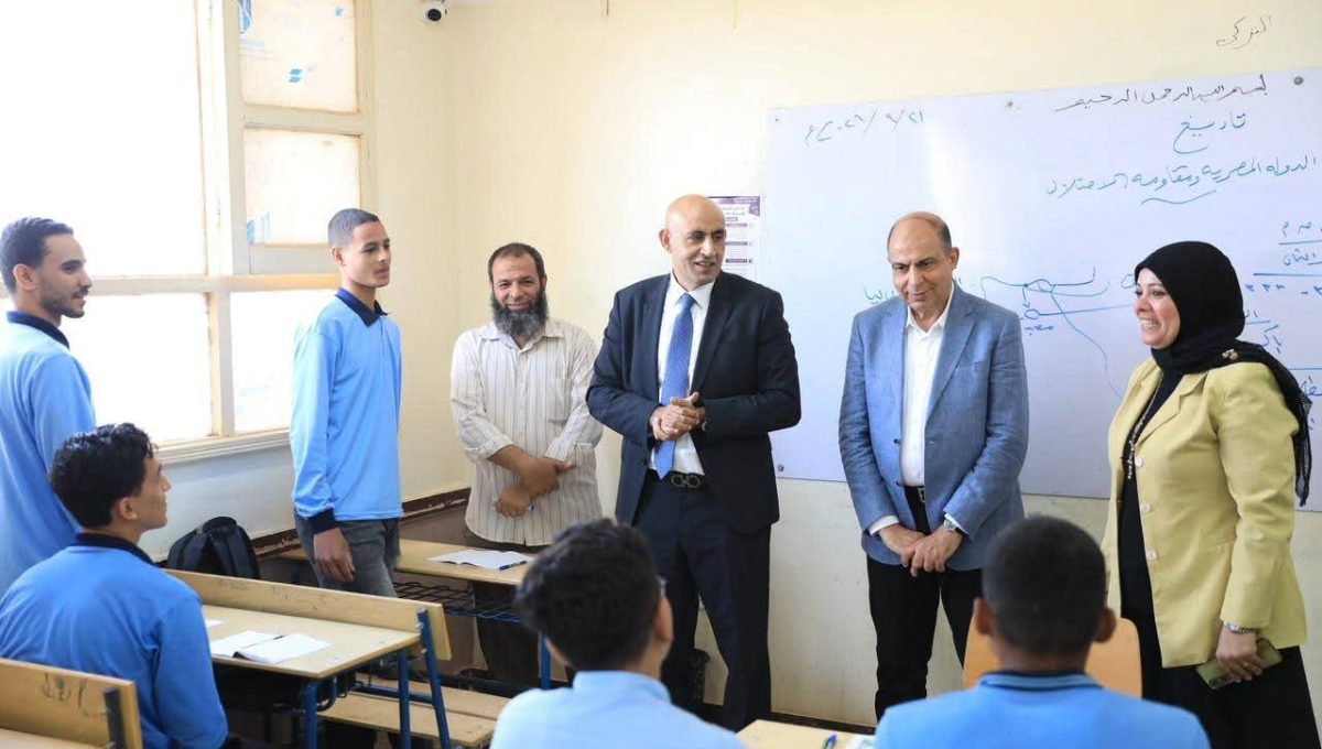 وزير التعليم يتابع الاختبار القبلي لطلاب الصف