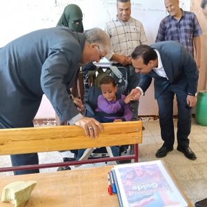 نائب محافظ قنا يكرم معلمًا وتلميذًا بمدرسة اللطاسنة 
