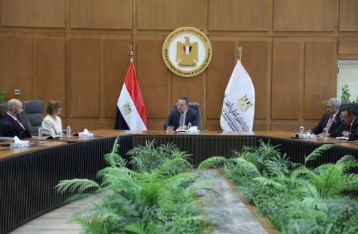 FB IMG 1790683210899 درجات الحرارة وزير التعليم العالي يلتقي قيادات «فيليبس» لبحث فرص الاستثمار والتعاون في مصر  موقع في الجامعة
