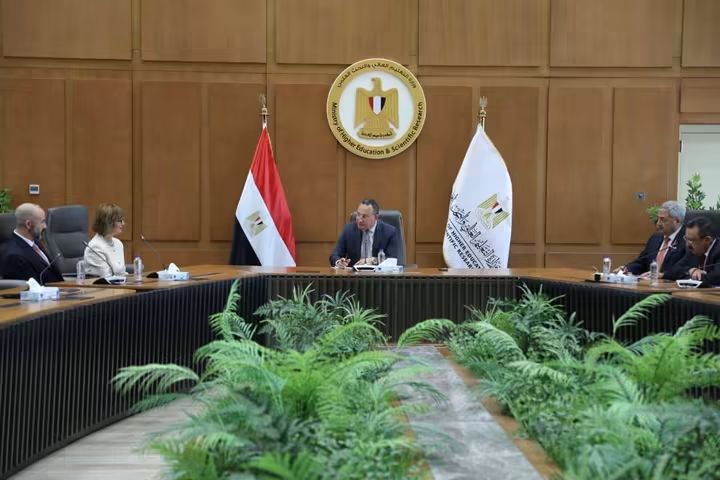 FB IMG 1790683210899 وزير التعليم العالي يلتقي قيادات فيليبس وزير التعليم العالي يلتقي قيادات «فيليبس» لبحث فرص الاستثمار والتعاون في مصر  موقع في الجامعة