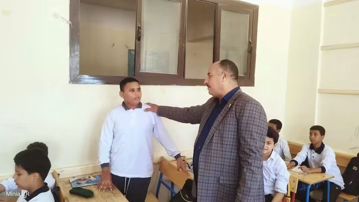 FB IMG 1790761956570 مدير تعليم المنيا يحيل مخالفين للتحقيق خلال «لا تهاون في الانضباط».. مدير تعليم المنيا يحيل مخالفين للتحقيق خلال جولة بالمدارس موقع في الجامعة