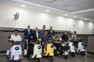 جامعة بنها تدعم طلابها ذوي القدرات الخاصة بسكوترات