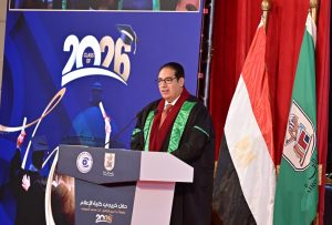 جامعة القاهرة تكرم شريف عامر خلال حفل تخرج دفعة 2026