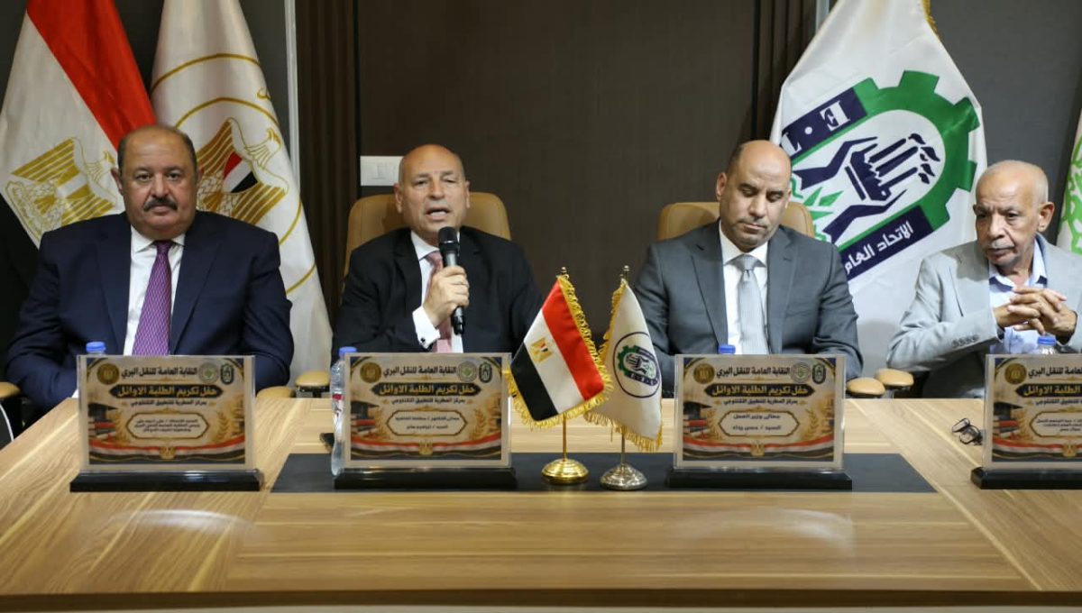 وزير العمل يكرّم أوائل خريجي مركز المطرية للتدريب