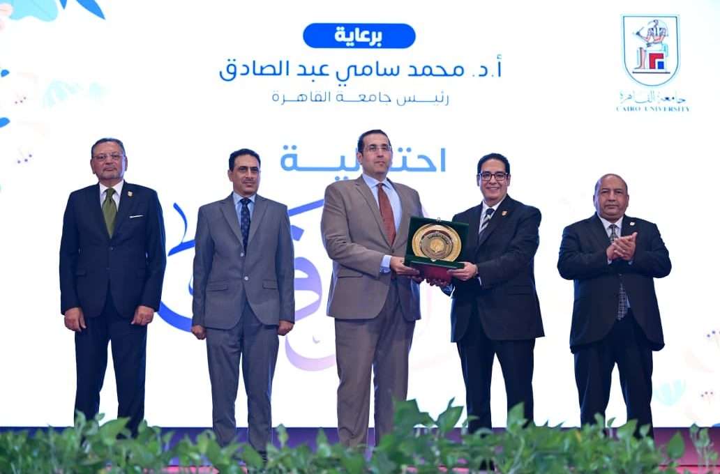 تقديرًا لمسيرته الأكاديمية.. جامعة القاهرة تكرّم رئيس الجامعة المصرية للتعلم الإلكتروني