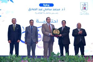 تقديرًا لمسيرته الأكاديمية.. جامعة القاهرة تكرّم رئيس الجامعة المصرية للتعلم الإلكتروني