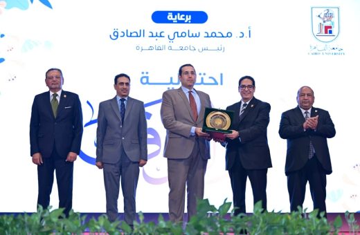 تقديرًا لمسيرته الأكاديمية.. جامعة القاهرة تكرّم رئيس الجامعة المصرية للتعلم الإلكتروني