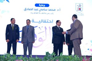 تقديرًا لمسيرته الأكاديمية.. جامعة القاهرة تكرّم رئيس الجامعة المصرية للتعلم الإلكتروني