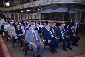 تقديرًا لمسيرته الأكاديمية.. جامعة القاهرة تكرّم رئيس الجامعة المصرية للتعلم الإلكتروني