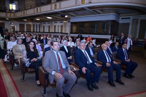 تقديرًا لمسيرته الأكاديمية.. جامعة القاهرة تكرّم رئيس الجامعة المصرية للتعلم الإلكتروني