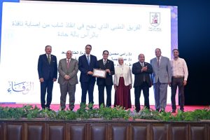 رئيس جامعة القاهرة يكرم الفرق الطبية في «يوم الوفاء» تقديرًا لإنجازاتهم وعطائهم للمرضى والمجتمع