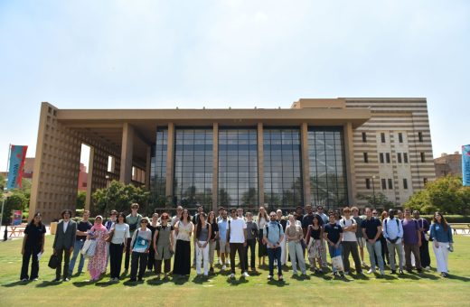 الجامعة الأمريكية بالقاهرة تستقبل الطلاب الجدد وتطلق استراتيجية الذكاء الاصطناعي للعام الأكاديمي الجديد