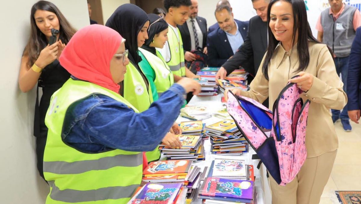 وزيرة التضامن تشارك المتطوعين تجهيز الحقائب المدرسية