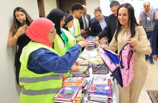 وزيرة التضامن تشارك المتطوعين تجهيز الحقائب المدرسية