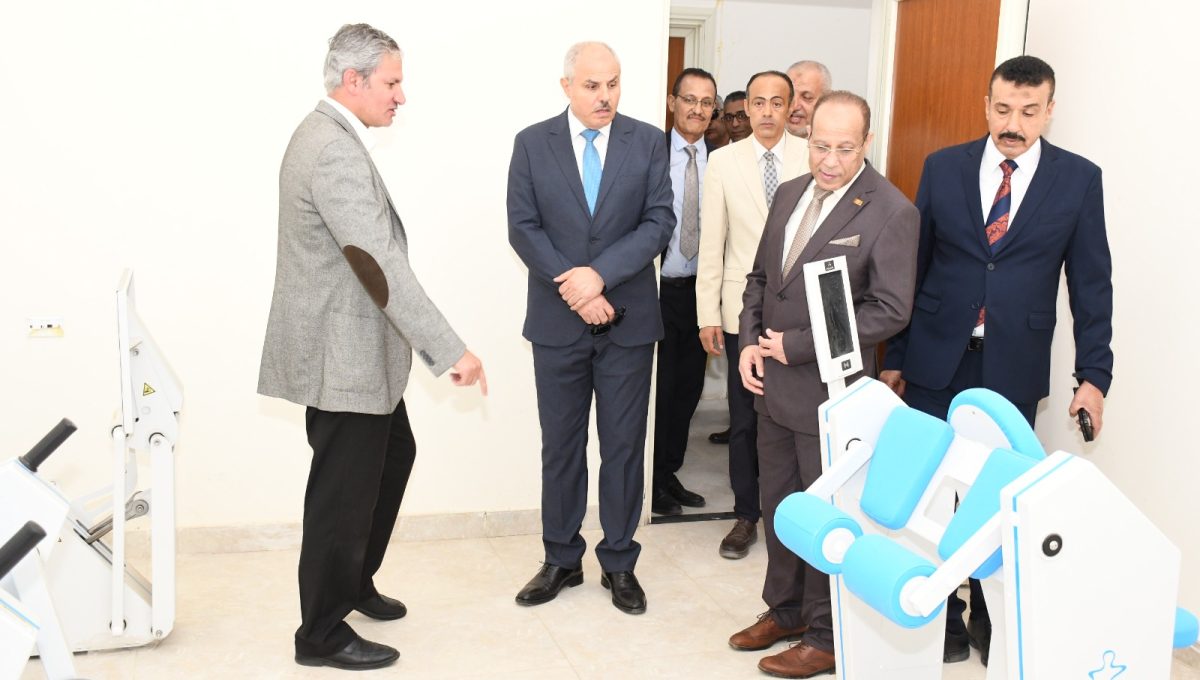 رئيس جامعة قناة السويس يتفقد مركز العلاج الطبيعي