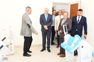 رئيس جامعة قناة السويس يتفقد مركز العلاج الطبيعي