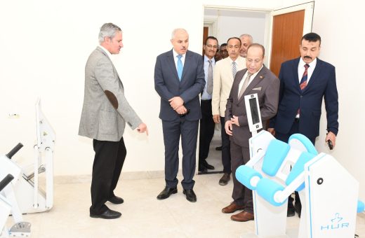 رئيس جامعة قناة السويس يتفقد مركز العلاج الطبيعي