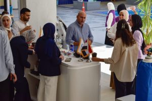 IMG 20260925 WA0130 هندسة القاهرة تفتح أبواب سوق العمل أمام طلاب الهندسة هندسة القاهرة تفتح أبواب سوق العمل أمام طلاب الهندسة الطبية في ملتقى CUBES موقع في الجامعة