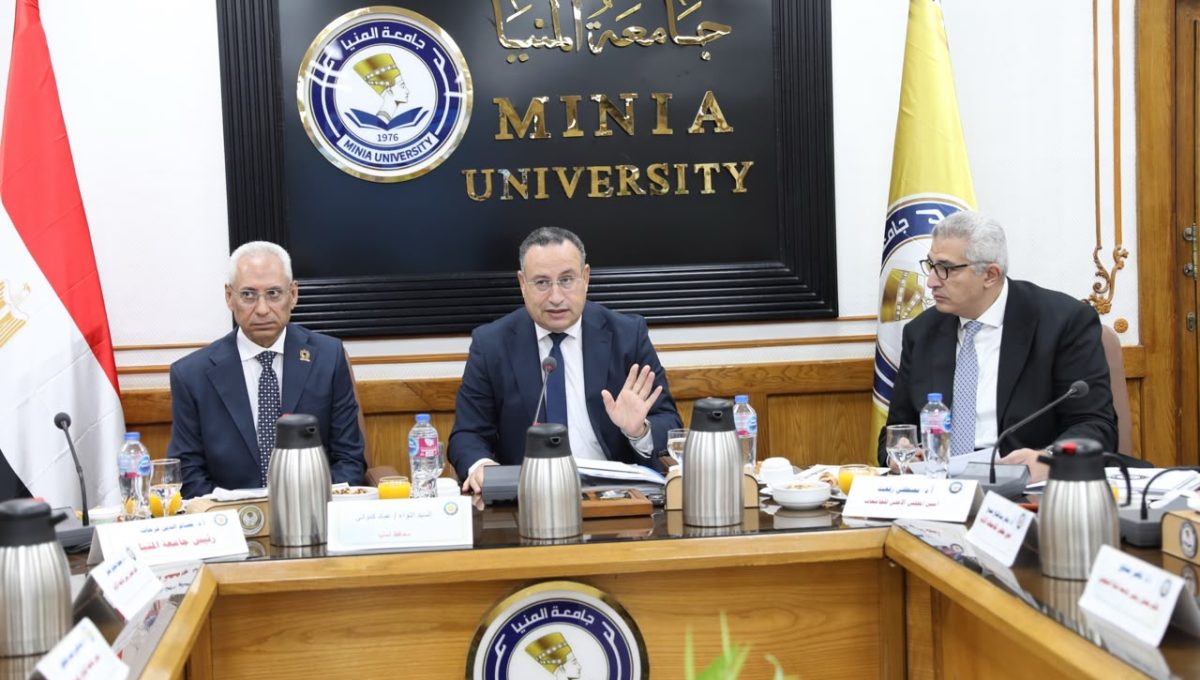 IMG 20260926 WA0060 وزير التعليم العالي يوجه الجامعات بـ5 ملفات جديدة وزير التعليم العالي يوجه الجامعات بـ5 ملفات جديدة.. تفاصيل اجتماع الأعلى للجامعات بجامعة المنيا موقع في الجامعة
