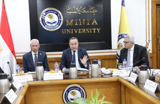 IMG 20260926 WA0060 رئيس الجامعة يكرم أبطال الهندسة والحاسبات وزير التعليم العالي يوجه الجامعات بـ5 ملفات جديدة.. تفاصيل اجتماع الأعلى للجامعات بجامعة المنيا موقع في الجامعة