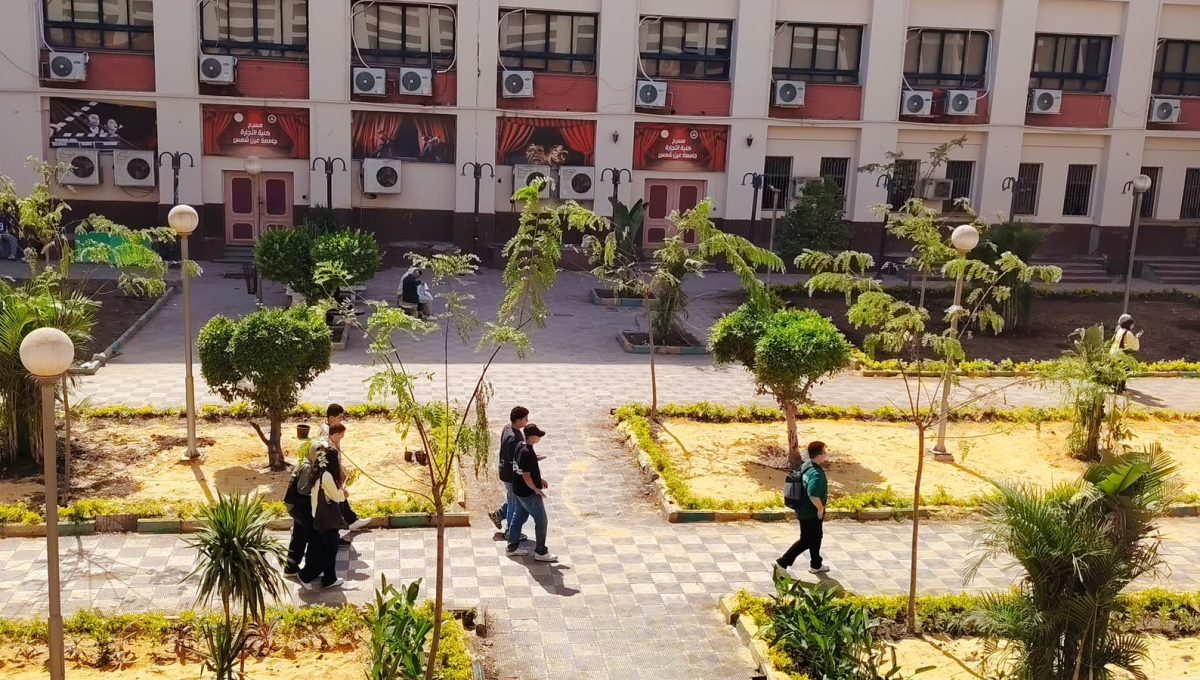 عميد تجارة عين شمس يستعرض صور المسطحات الخضراء بالكلية