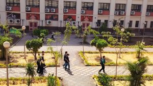 عميد تجارة عين شمس يستعرض صور المسطحات الخضراء بالكلية