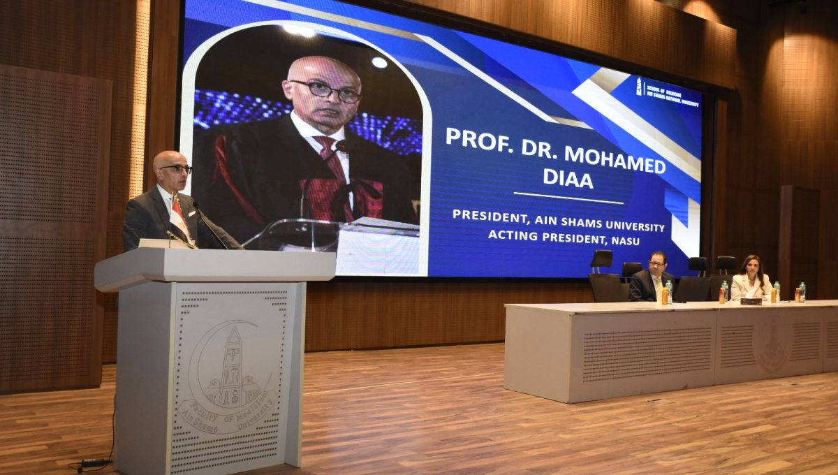 IMG 20260930 WA0034 رئيس جامعة عين شمس يستقبل أول دفعة بكلية الطب الأهلية بداية الرحلة الطبية.. رئيس جامعة عين شمس يستقبل أول دفعة بكلية الطب الأهلية برسائل مهمة موقع في الجامعة
