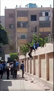 IMG 2433 هروب طلاب مدرسة عبدالمنعم رياض «قفزوا من السور».. فيديو متداول يرصد هروب طلاب مدرسة عبدالمنعم رياض الثانوية بنين بالمنوفية موقع في الجامعة