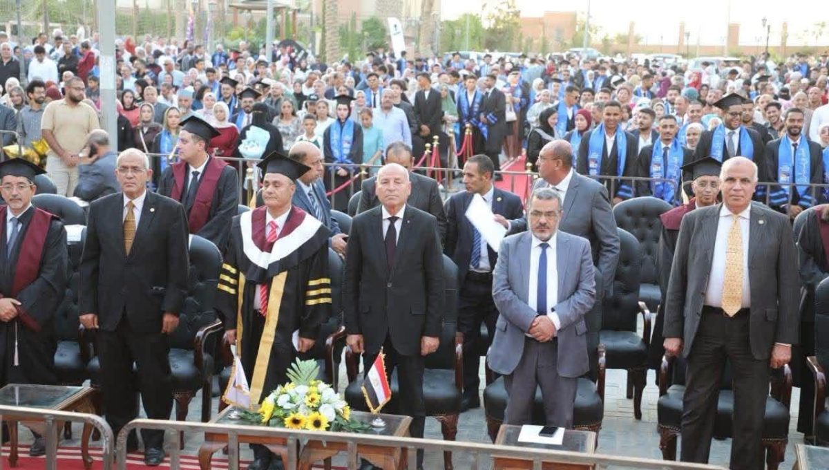 IMG 2875 جامعة القاهرة الجديدة التكنولوجية بحضور المحافظ.. جامعة القاهرة الجديدة التكنولوجية تحتفل بعيدها السابع وتخريج دفعة 2025/2026 موقع في الجامعة