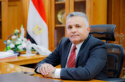 رئيس جامعة السويس يهنئ الطلاب ببدء العام