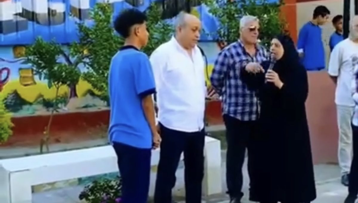 IMG 3062 طالب يعتذر أمام زملائه بحضور والده بدل الفصل.. طالب يعتذر أمام زملائه بحضور والده في مدرسة بالمحلة موقع في الجامعة