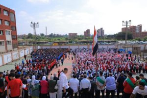IMG 3198 رئيس جامعة المنوفية رئيس جامعة المنوفية يشارك طلاب علوم الرياضة تحية العلم في أول أيام الدراسة موقع في الجامعة