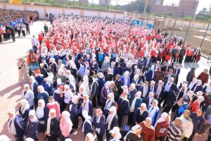 IMG 3201 رئيس جامعة المنوفية رئيس جامعة المنوفية يشارك طلاب علوم الرياضة تحية العلم في أول أيام الدراسة موقع في الجامعة