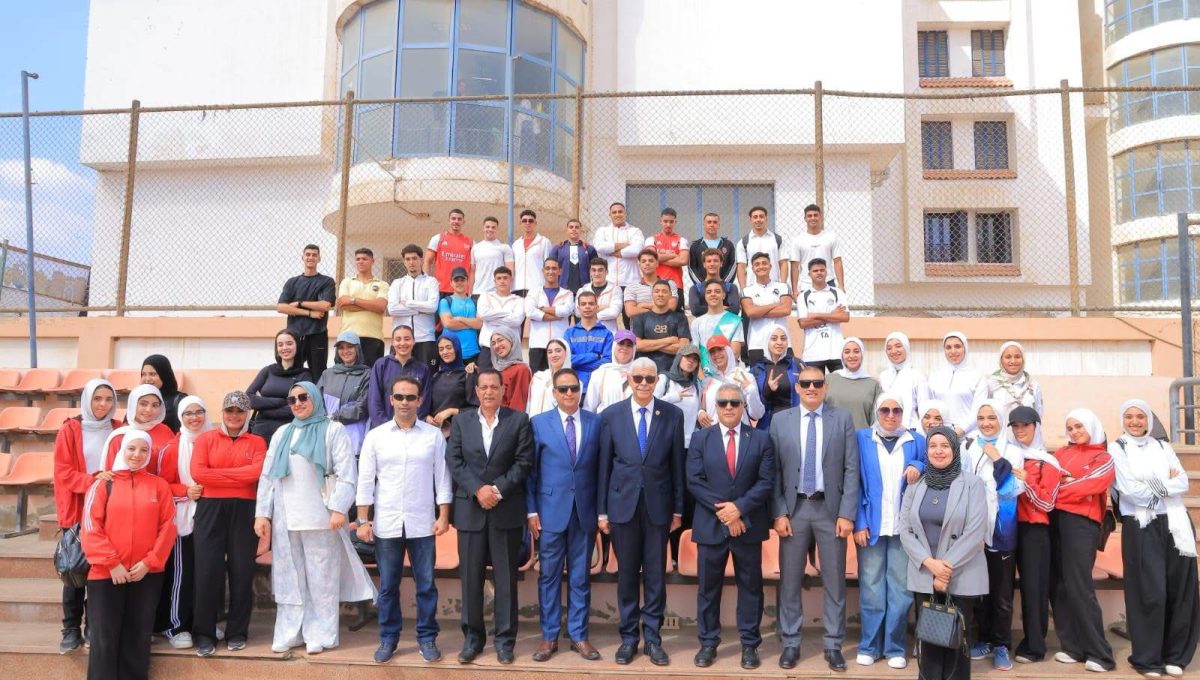 IMG 3204 رئيس جامعة المنوفية رئيس جامعة المنوفية يشارك طلاب علوم الرياضة تحية العلم في أول أيام الدراسة موقع في الجامعة