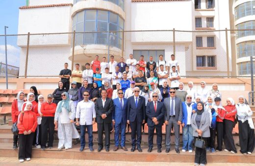 IMG 3204 رئيس جامعة المنوفية رئيس جامعة المنوفية يشارك طلاب علوم الرياضة تحية العلم في أول أيام الدراسة موقع في الجامعة
