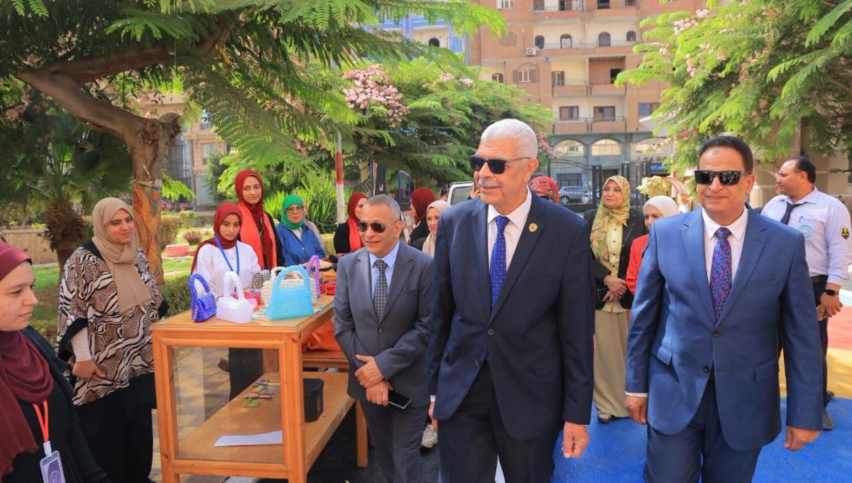IMG 3335 رئيس جامعة المنوفية رئيس جامعة المنوفية يتابع انتظام الدراسة ويفتتح المعرض الفني بكلية الاقتصاد المنزلي موقع في الجامعة