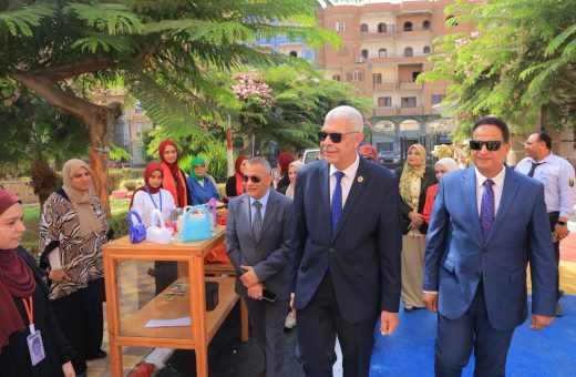 IMG 3335 رسالة دكتوراه بجامعة العاصمة رئيس جامعة المنوفية يتابع انتظام الدراسة ويفتتح المعرض الفني بكلية الاقتصاد المنزلي موقع في الجامعة