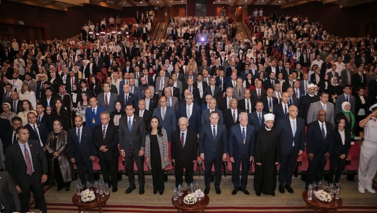 IMG 3455 الجامعة المصرية للتعلم الإلكتروني رئيس الجامعة المصرية للتعلم الإلكتروني: الهوية الوطنية منظومة من القيم والوعي والانتماء موقع في الجامعة