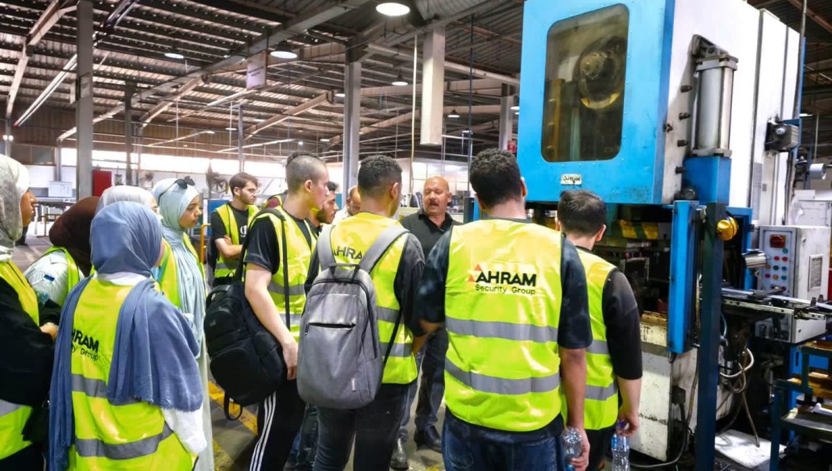 IMG 3460 القاهرة الجديدة التكنولوجية بالصور.. طلاب «القاهرة الجديدة التكنولوجية» في جولة داخل مصنع الجيوشي موقع في الجامعة