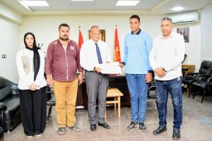 مدير تعليم بورسعيد يكرّم طالبًا