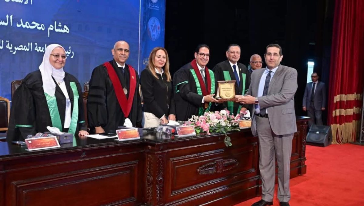 IMG 3630 الجامعة المصرية للتعلم الإلكتروني تقديرًا لعطائه الأكاديمي.. حاسبات القاهرة تكرّم رئيس الجامعة المصرية للتعلم الإلكتروني موقع في الجامعة