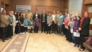 IMG 3640 محافظ بورسعيد يكرّم الطلاب محافظ بورسعيد يكرّم الطلاب المتأهلين لتصفيات الجمهورية في «فرسان القراءة» موقع في الجامعة