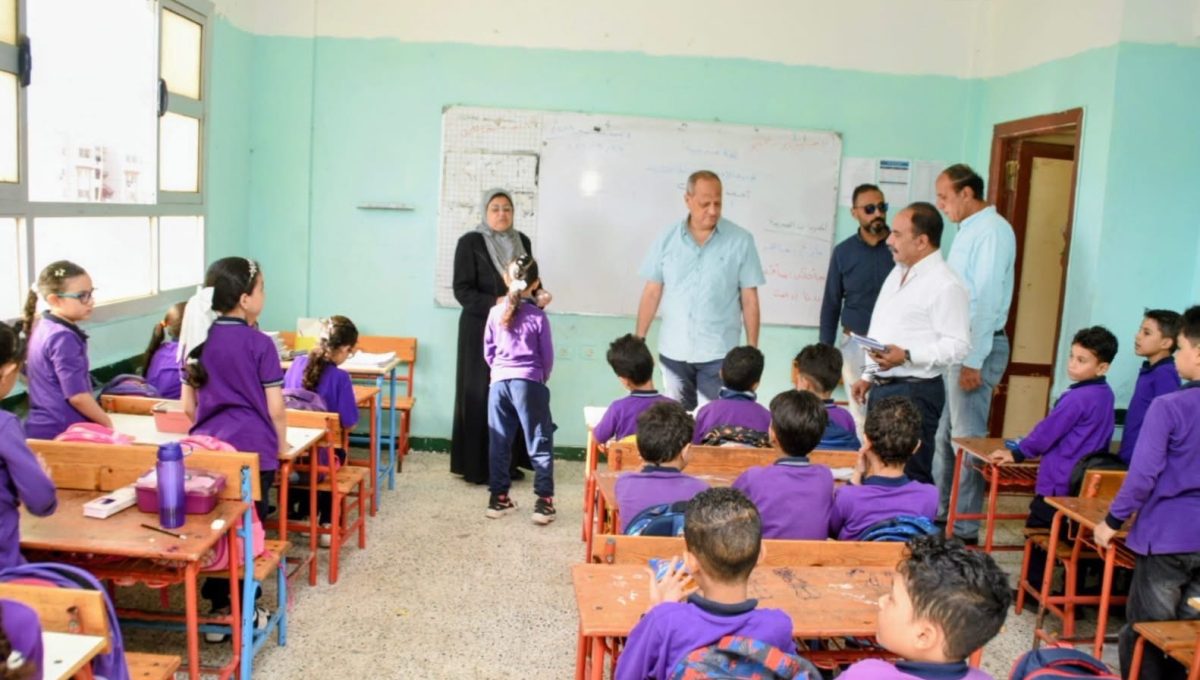 IMG 3946 مدرسة الشهيد محمد الحسيني مدير تعليم بورسعيد يتابع الجداول وقوائم الفصول داخل مدرسة الشهيد محمد الحسيني موقع في الجامعة