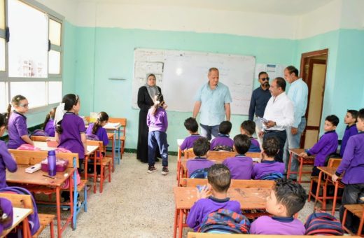 IMG 3946 مدرسة الشهيد محمد الحسيني مدير تعليم بورسعيد يتابع الجداول وقوائم الفصول داخل مدرسة الشهيد محمد الحسيني موقع في الجامعة