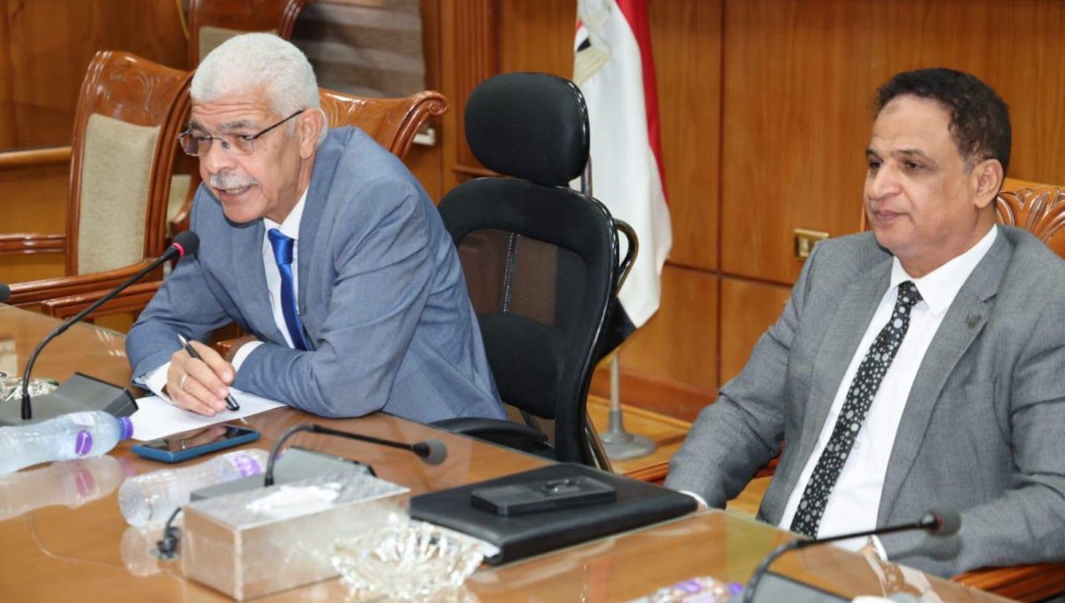 IMG 4140 رئيس جامعة المنوفية رئيس جامعة المنوفية يوجه بوضع خطة للتحول إلى متطلبات جامعات الجيل الرابع موقع في الجامعة
