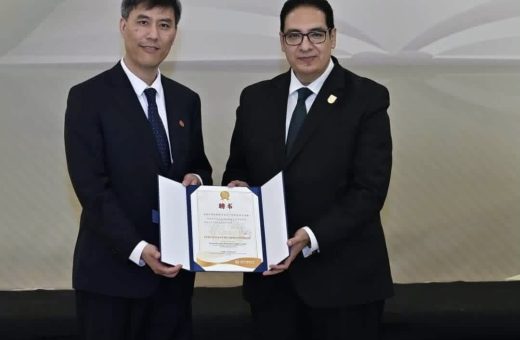 IMG 4197 قمة الابتكار الجامعي 2026 جامعة شنغهاي للدراسات الدولية تمنح رئيس جامعة القاهرة لقب «الأستاذ الفخري» موقع في الجامعة