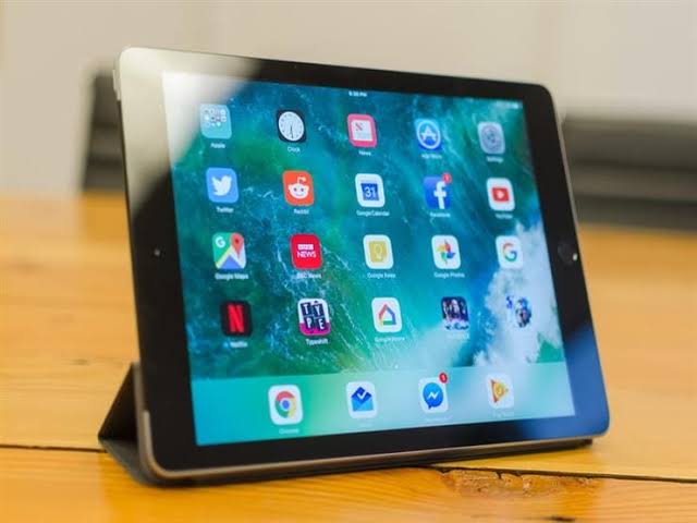 IMG 4200 تسليم التابلت للمديريات التعليم تبدأ تسليم التابلت للمديريات تمهيدًا لتوزيعه على طلاب الثانوية موقع في الجامعة