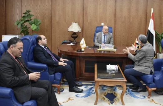 IMG 4227 رئيس جامعة مدينة السادات رئيس جامعة مدينة السادات يستمع لآراء الطلاب ويتابع مستوى الخدمات بالجامعة الأهلية موقع في الجامعة