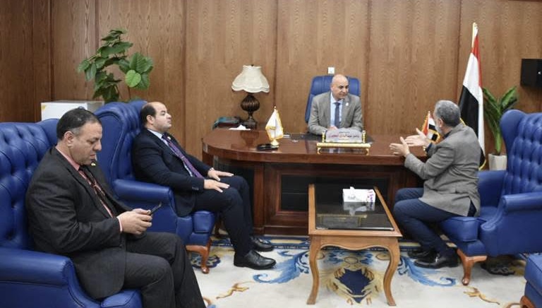 IMG 4227 رئيس جامعة مدينة السادات رئيس جامعة مدينة السادات يستمع لآراء الطلاب ويتابع مستوى الخدمات بالجامعة الأهلية موقع في الجامعة
